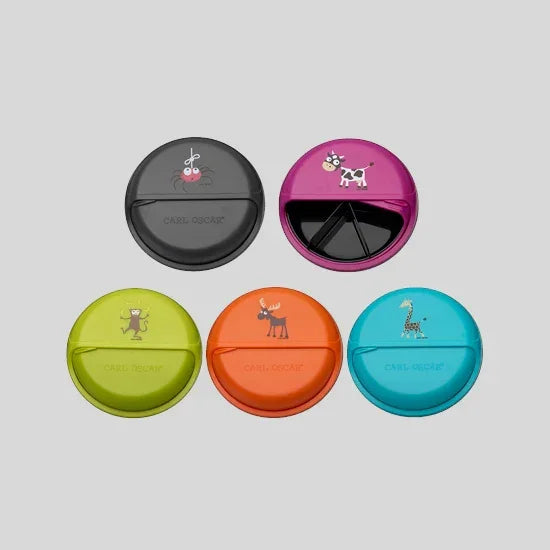 Bunte runde Snackdosen mit Tiermotiven von Carl Oscar auf grauem Hintergrund