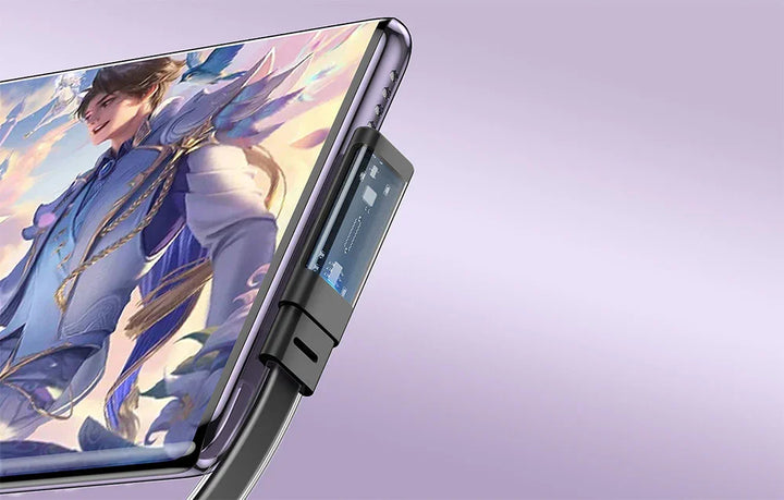 Nahaufnahme eines gebogenen Smartphones mit USB-Stick, Fantasy-Charakter als Bildschirmhintergrund