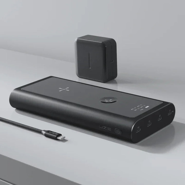 BOLD2 Powerbank mit USB-C Kabel und Ladegerät auf grauem Tisch, modernes Technikdesign