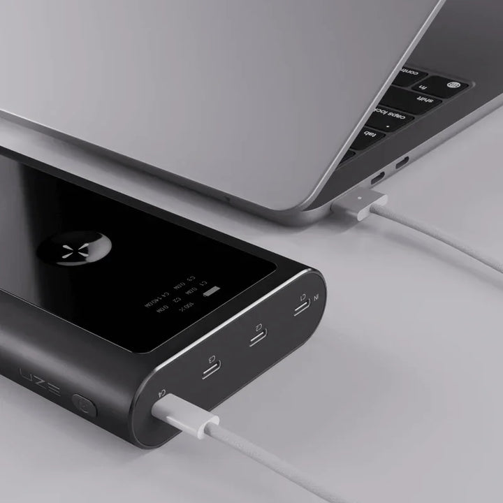 Moderne Powerbank mit Laptop, USB-C Kabel, kabelloses Laden, schwarzes Design