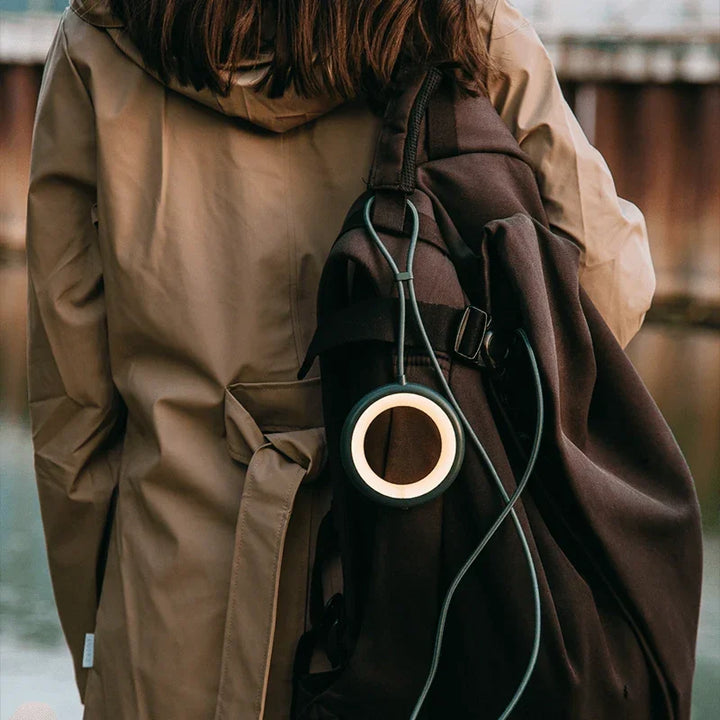 Tragbare Billy Lampe am Rucksack, Outdoor Nomad Lampe im Einsatz