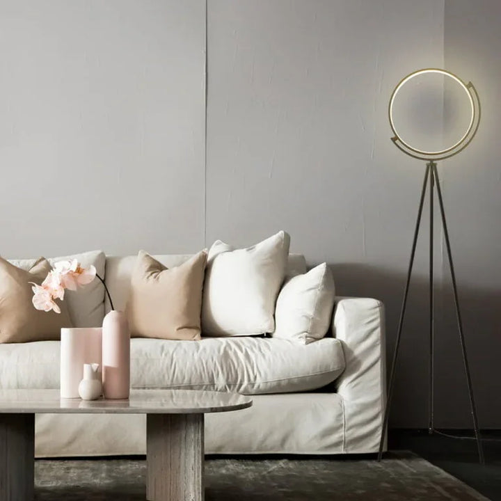 Modernes Wohnzimmer mit weißem Sofa, Crescent Moon Stehlampe und minimalistischer Dekoration