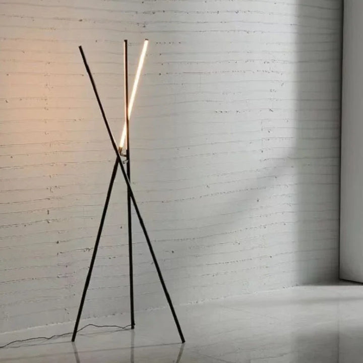 Moderne Stehlampe mit LED-Stab in minimalistischem Design vor weißer Wand