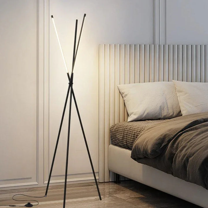 Moderne schwarze Stehlampe mit LED neben Bett in minimalistischem Schlafzimmer