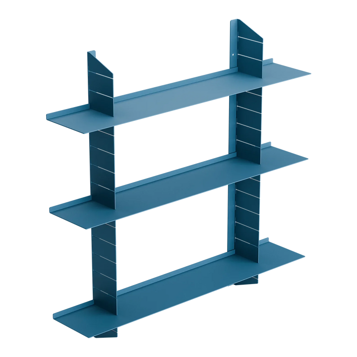 Modern blaues Wandregal aus Metall mit drei Ebenen vor schwarzem Hintergrund