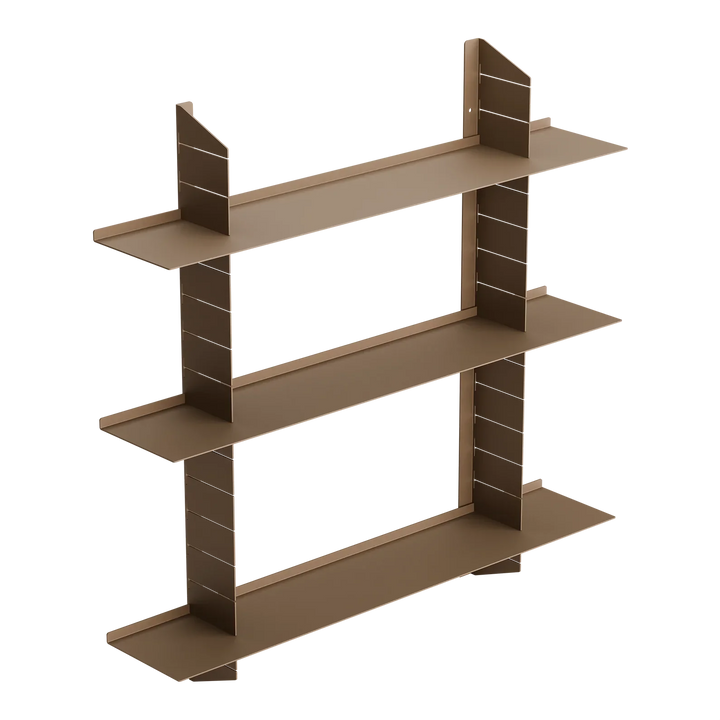 Modernes braunes Regal mit drei Ebenen, minimalistisches Design, freigestellt auf Schwarz