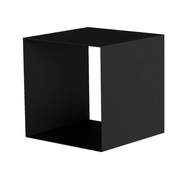 Schwarzes, minimalistisches Metallregal in Würfelform auf weißem Hintergrund