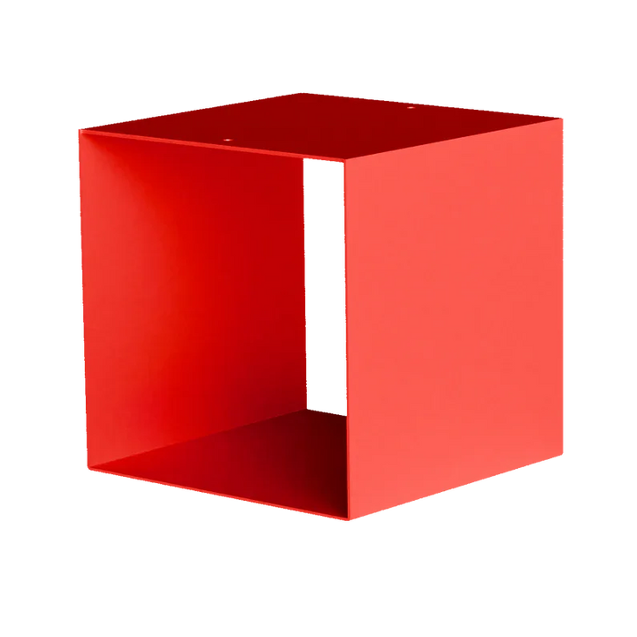 Rotes, minimalistisches Metallregal in Kubusform auf weißem Hintergrund