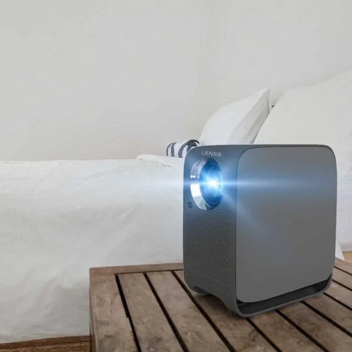 Lenso Beamer auf Holztisch im Schlafzimmer, moderner tragbarer Projektor