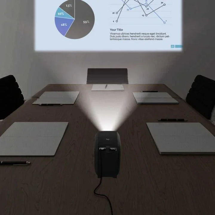 Mini Beamer projiziert Diagramm in modernem Konferenzraum mit Tisch und Unterlagen