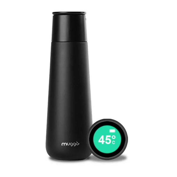 Schwarze Muggo Thermosflasche mit digitalem Temperaturdisplay 45°C auf weißem Hintergrund