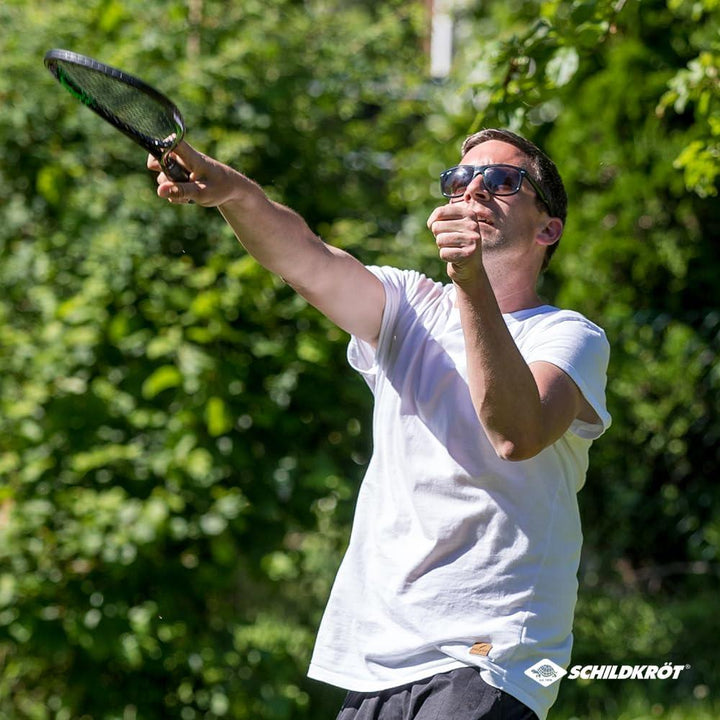Mann spielt Badminton im Garten mit Schildkröt Speed Badminton Set, Sommer, Outdoor