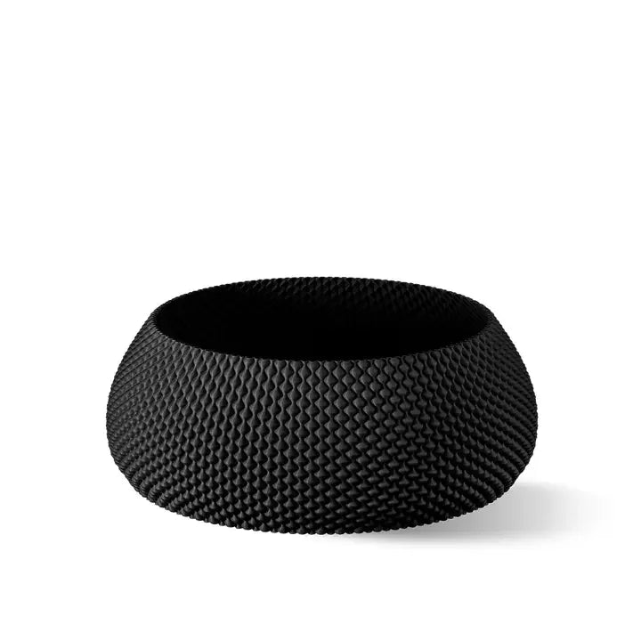 Schwarze strukturierte Schüssel mit einem einzigartigen Zickzackmuster, einer glatten Innenseite und einer abgerundeten, konischen Außenseite.