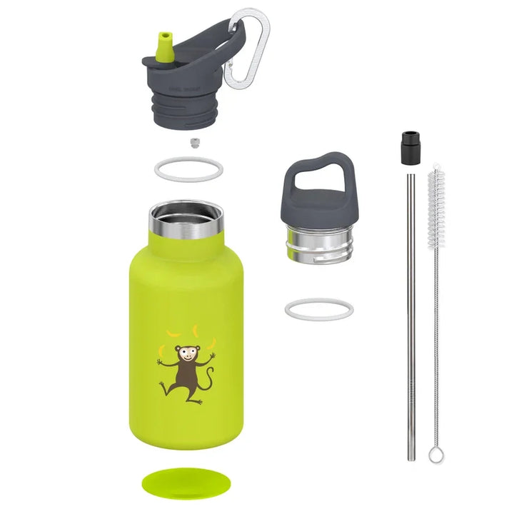 Leuchtend grüne Wasserflasche mit verspieltem Affen-Design, inklusive verschiedener Aufsätze und Reinigungszubehör.