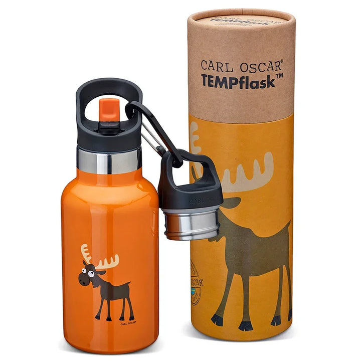 Leuchtend orangefarbene Wasserflasche mit Elchmotiv und grauem Deckel, präsentiert neben der zylindrischen Verpackung.