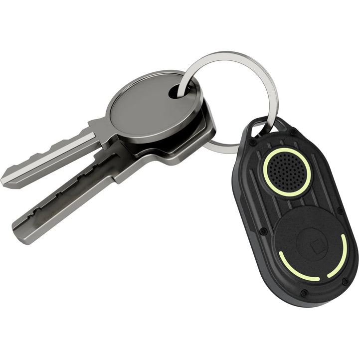 Zwei Metallschlüssel mit schwarzem Schlüsselanhänger Gadget auf Schlüsselring isoliert