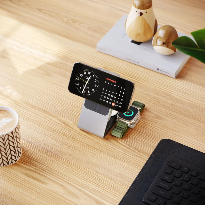 Alogic 3-in-1 Ladestation mit Smartphone und Smartwatch auf hellem Schreibtisch im Büro