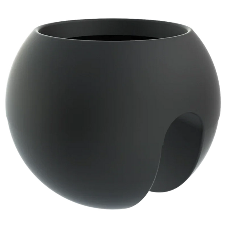 Ein schwarzer, kugelförmiger Blumentopf mit einem Loch in der Mitte, der zum Präsentieren von Pflanzen oder Blumen gedacht ist.
