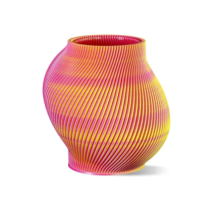 Eine lebendige Vase mit Spiralmuster in Rosa und Gelb mit geschwungenen Konturen und strukturierten Rillen.