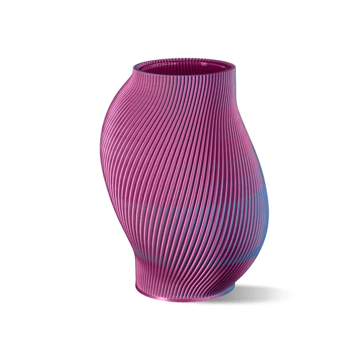 Moderne Vase mit pink-blauem Bubblegum-Design und gerillter Oberfläche auf weißem Hintergrund
