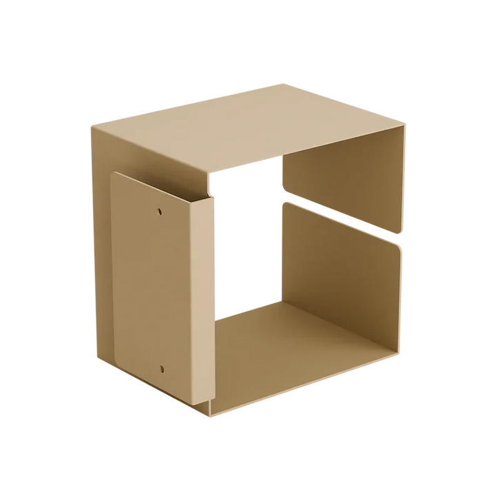 Ein minimalistisches, beigefarbenes Metallregal mit offenen Seiten und quadratischer Form, ideal für eine moderne Wohneinrichtung oder den Einsatz im Büro.