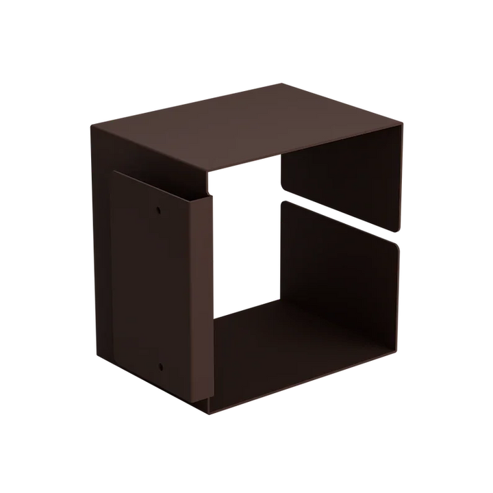 Kubisches, minimalistisches Regal aus dunkelbraunem Metall mit offenem Design und ausgeschnittenen Seiten zum Präsentieren und Aufbewahren.