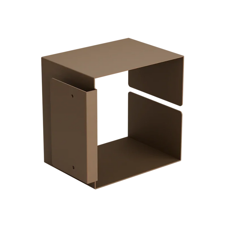 Ein schlichter, moderner brauner Metallwürfel mit offenem Design und zwei Seitenwänden, geeignet zur Aufbewahrung oder als Dekorationsstück.