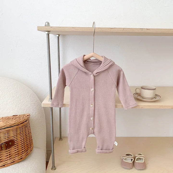 Rippstrick Hasenanzug für Babys in Rosa mit Kapuze, Baby Overall, Deko im Hintergrund