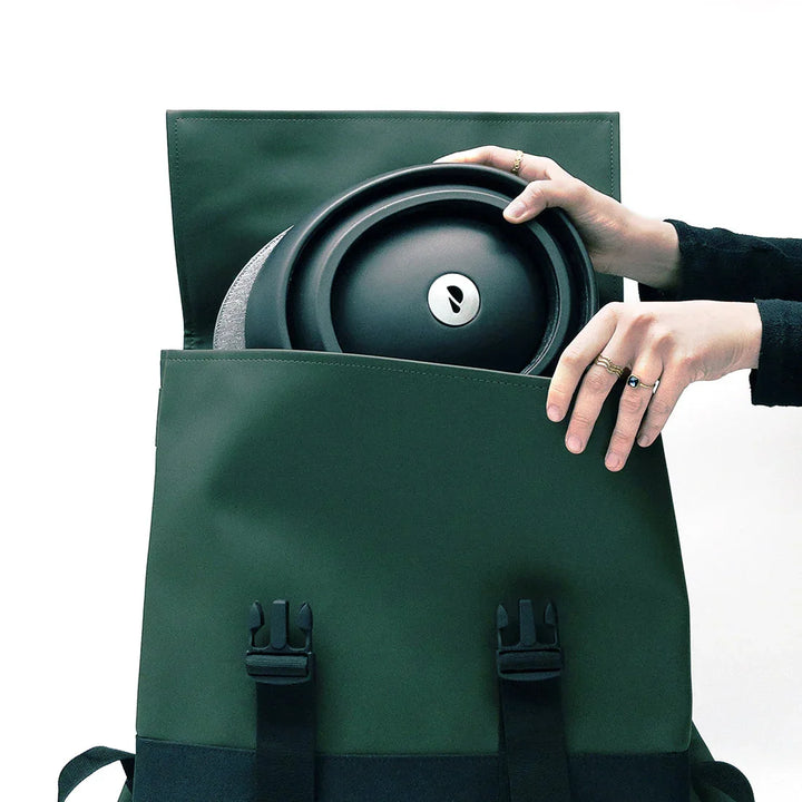 Schwarzer Grilldeckel in grünem Rucksack, Outdoor Zubehör, Detailansicht