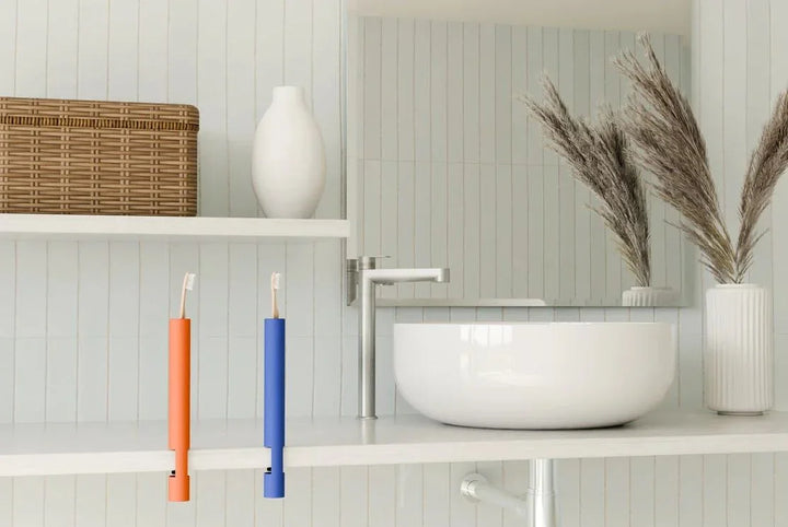 Zwei Zahnbürsten mit buntem Halter an Badregal, modernes Badezimmer-Design, Zahnbürstenhalter