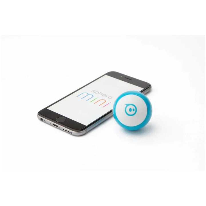 Sphero Mini Roboter Ball mit Smartphone auf weißem Hintergrund