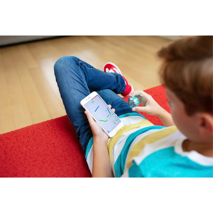 Kind steuert Sphero Mini Roboter mit Smartphone-App, Spielen, Technik, Lernspielzeug