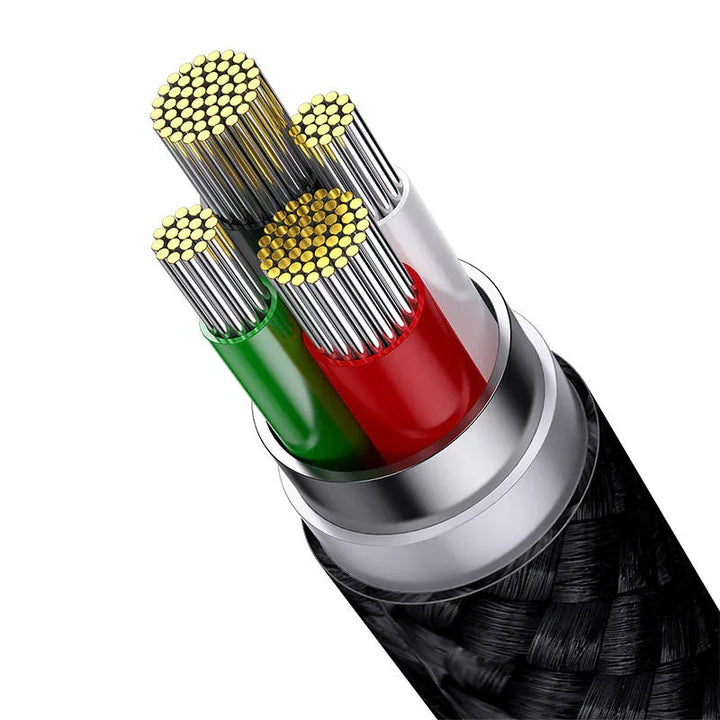 Querschnitt eines schwarzen USB-Kabels mit mehradrigen Leitungen, farbig isoliert