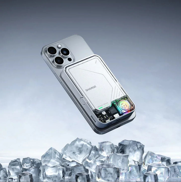Sharge Ice Mag Powerbank auf Smartphone, schwebend über Eiswürfeln, modernes Design