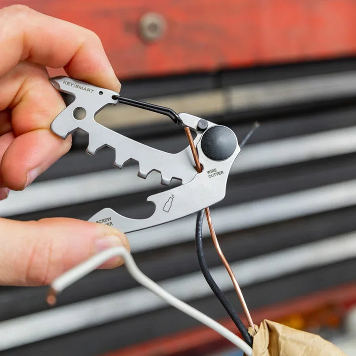 KeySmart Multitool AllTul Raptor Drahtschneider schneidet Kabel, Nahaufnahme in Hand