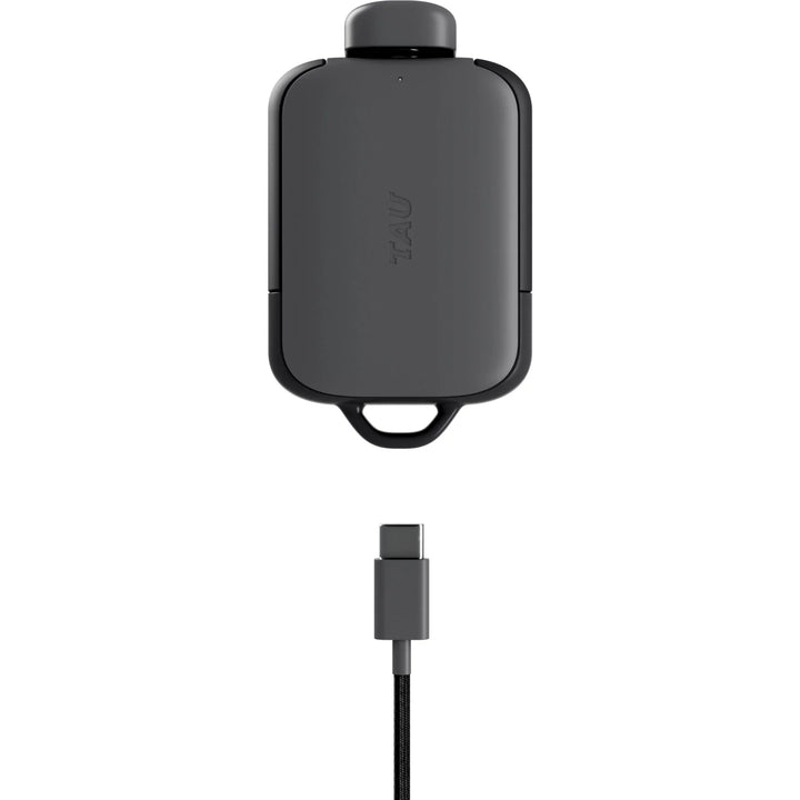 Kleine, schwarze Powerbank mit USB-C-Kabel auf weißem Hintergrund