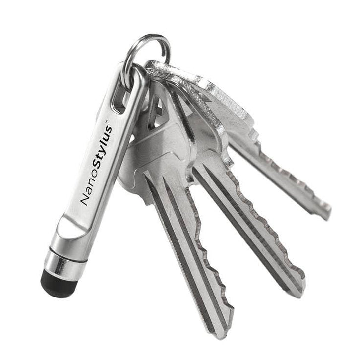 Ein Schlüsselanhänger mit mehreren Metallschlüsseln und einem Eingabestift mit der Aufschrift „NanoStylus“ für Touchscreens.
