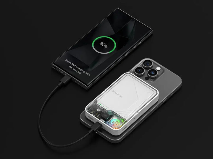 Powerbank lädt gleichzeitig zwei Smartphones, modernes Design, schwarzer Hintergrund