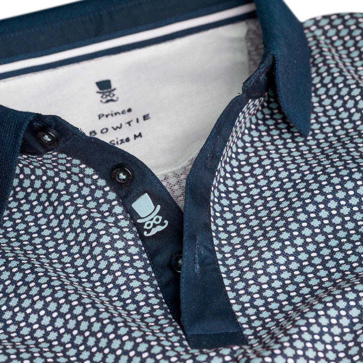 Detailaufnahme eines blauen Prince Bowtie Poloshirts mit Muster und Knopfleiste