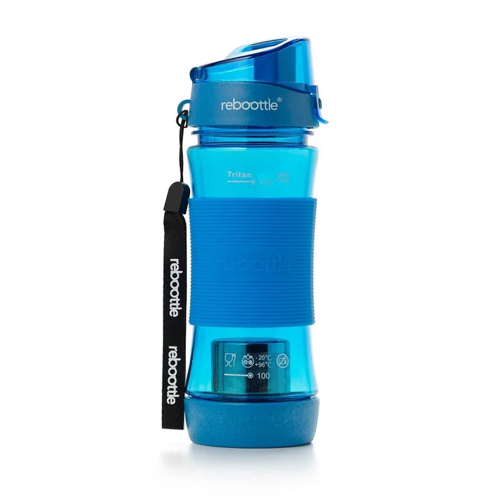 Blaue Trinkflasche Reboottle aus Tritan mit Silikonband und Trageschlaufe stehend vor weißem Hintergrund.
