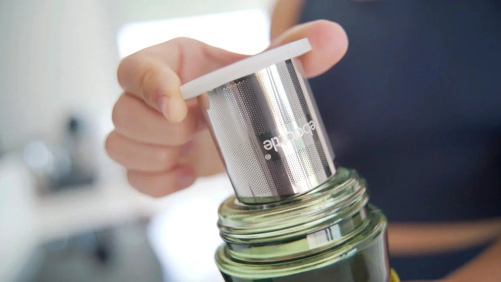 Hand setzt rebottle Filtertechnologie in Trinkflasche in heller Küche ein