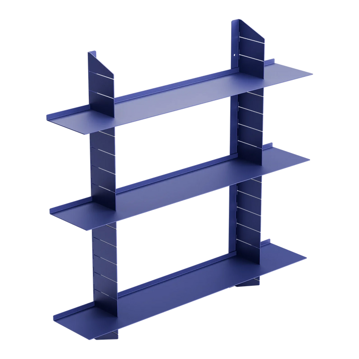 Modernes blaues Metallregal mit drei Ebenen, minimalistisches Design, freigestellt