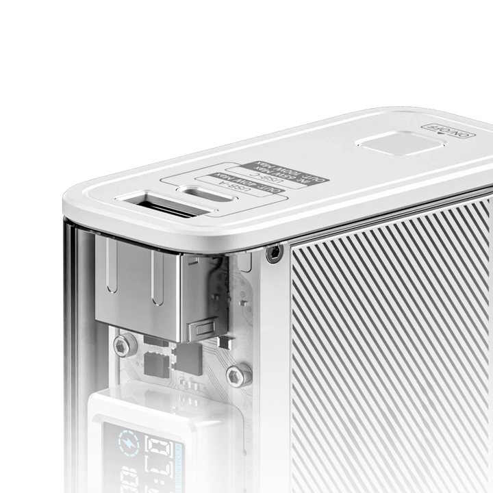 Nahaufnahme eines eleganten, weißen elektronischen Geräts mit einer Digitalanzeige, auf der die internen Komponenten und eine strukturierte Seitenwand zu sehen sind.