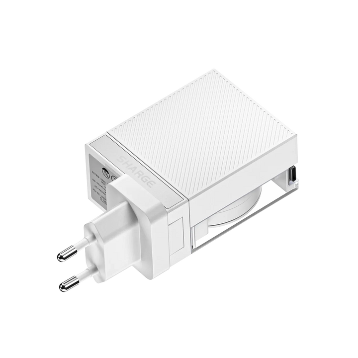 Ein kompaktes weißes Ladegerät mit strukturierter Oberfläche und zwei Stiften, das zum effizienten Laden von Geräten entwickelt wurde.