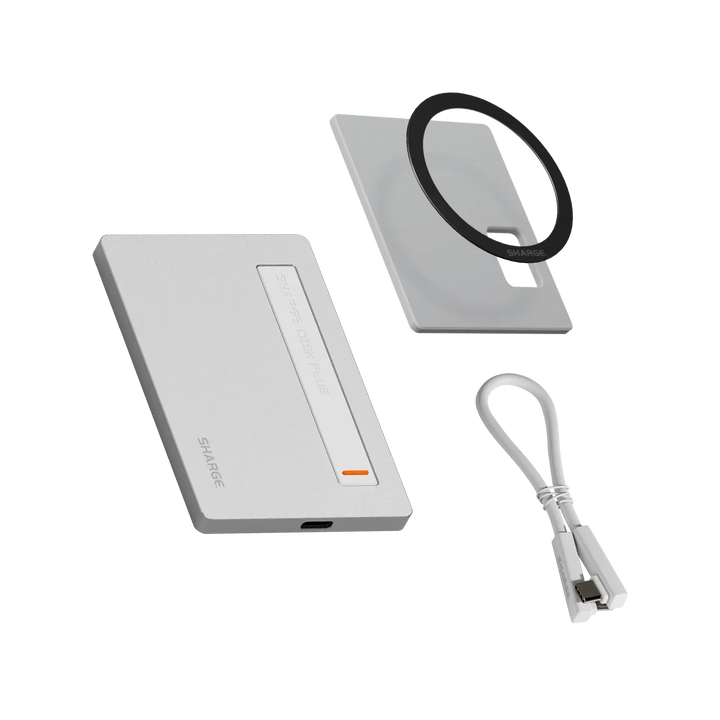 Eine elegante silberne Powerbank mit einem USB-Kabel, einem runden Anschlussring und einer schlanken Ladekarte, ideal zum mobilen Laden.
