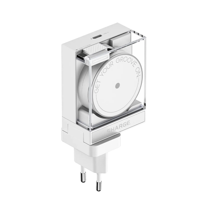 Ein elegantes weißes Ladegerät mit transparentem Gehäuse, auf dem der Text „GET YOUR GROOVE ON“ zu sehen ist und das oben über einen USB-C-Anschluss verfügt.