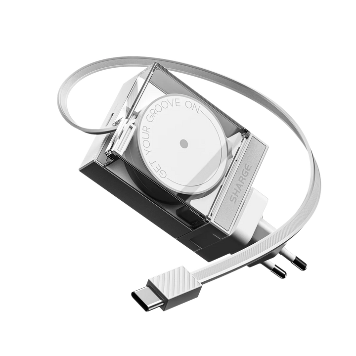 Transparentes, aufgespultes SHARGE Ladegerät mit USB-C Kabel, kompakt und modern gestaltet.