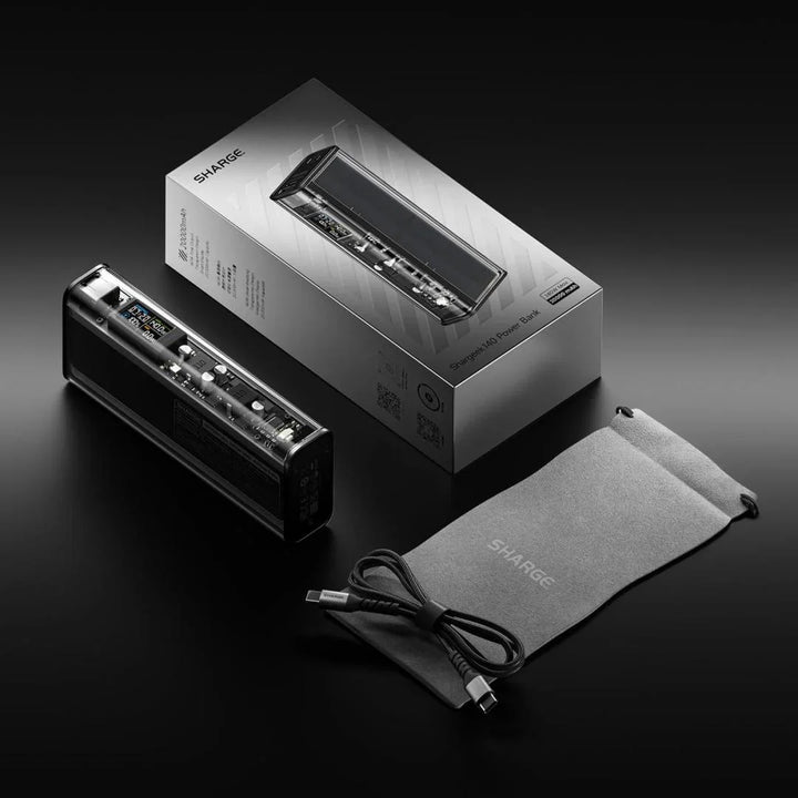 Eine schwarze und silberne Box, die ein USB-Kabel und ein Netzkabel enthält