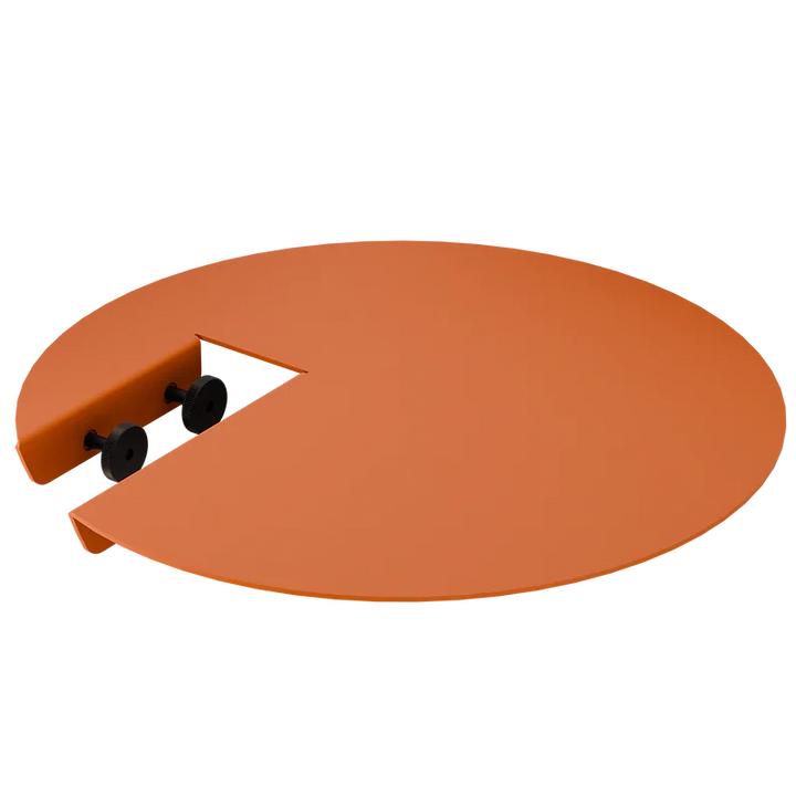 Runde orange Metallabdeckung mit Aussparung und Befestigungsschrauben, Abdeckplatte