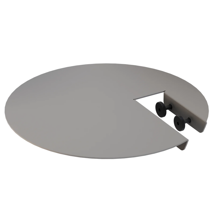 Runde, silberne Platin-Abdeckung mit Ausschnitt und zwei schwarzen Schrauben